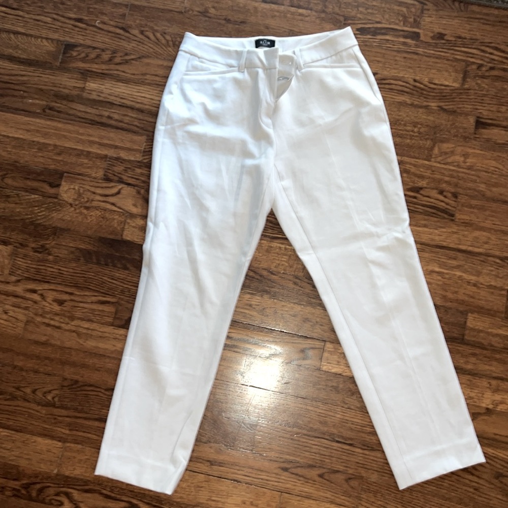 White House black market, the slim ankle, US women size 6, light pale grey